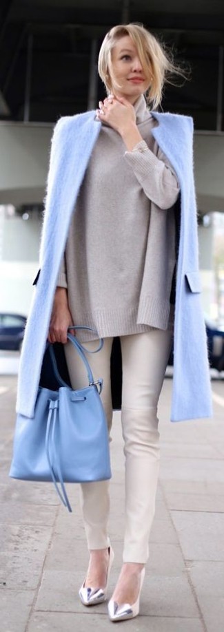 Какое пальто носить с серебряными туфлями в деловом стиле: Пальто будет выглядеть идеально в тандеме с бежевыми узкими брюками. Пара серебряных туфель свяжет лук воедино.