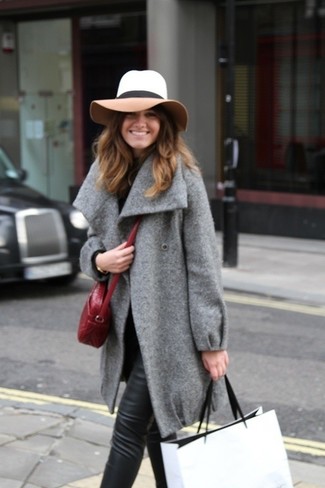 С чем носить шерстяную шляпу в 30 лет женщине в холод в деловом стиле: Такое лаконичное и комфортное сочетание базовых вещей, как серое пальто и шерстяная шляпа, понравится модницам, которые любят проводить дни активно.