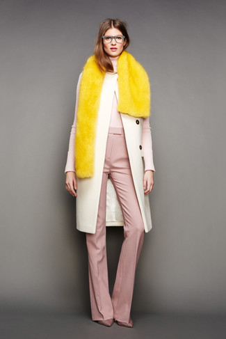 С чем носить светло-коричневое пальто в 30 лет женщине: Светло-коричневое пальто и розовые широкие брюки помогут создать гармоничный модный образ. Розовые туфли из плотной ткани в шотландскую клетку органично дополнят этот наряд.