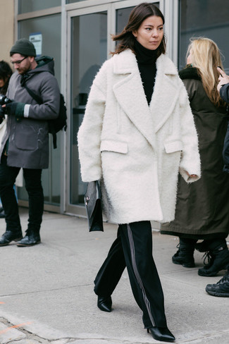 С чем носить черные кожаные ботильоны весна в деловом стиле: Белое пальто букле в сочетании с черными широкими брюками чудесно подходит для рабочего дня в офисе. В тандеме с этим нарядом органично будут выглядеть черные кожаные ботильоны. Когда на смену зиме приходит теплая весна, мы снимаем тяжелые шубы и толстые куртки и хотим выглядеть по-весеннему прекрасно и потрясающе. Такой наряд станет замечательным вдохновением.