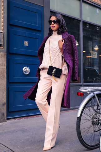 С чем носить светло-коричневые кожаные туфли в деловом стиле: Пурпурное пальто и розовые широкие брюки отлично вписываются в гардероб самых привередливых красавиц. Вкупе с этим образом чудесно будут выглядеть светло-коричневые кожаные туфли.