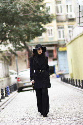 С чем носить черное пальто женщине: Комбо из черного пальто и черных широких брюк подходит для вечера с любимым или похода в бар с друзьями. В сочетании с этим луком наиболее уместно выглядят черные кожаные ботильоны.