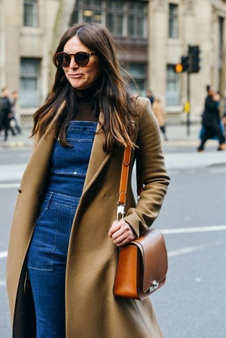 С чем носить темно-коричневый свитер женщине в теплую погоду: Темно-коричневый свитер и синие джинсовые штаны-комбинезон — отличный вариант, если ты ищешь расслабленный, но в то же время стильный ансамбль.