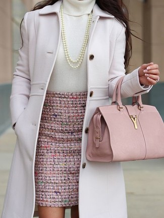 С чем носить ярко-розовую юбку: Розовое пальто и ярко-розовая юбка выигрышно вписываются в гардероб самых гламурных красоток.