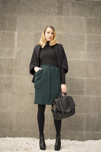 С чем носить черное пальто женщине в деловом стиле: Комбо из черного пальто и темно-зеленой шерстяной юбки-карандаш — чудесный пример вольного офисного стиля. В сочетании с этим ансамблем чудесно выглядят черные кожаные ботильоны.