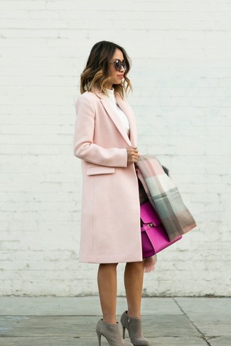 С чем носить табачную юбку-карандаш в деловом стиле: Лук из розового пальто и табачной юбки-карандаш поможет воплотить в твоем наряде современный городской стиль. Вкупе с этим ансамблем отлично будут выглядеть серые замшевые ботильоны.