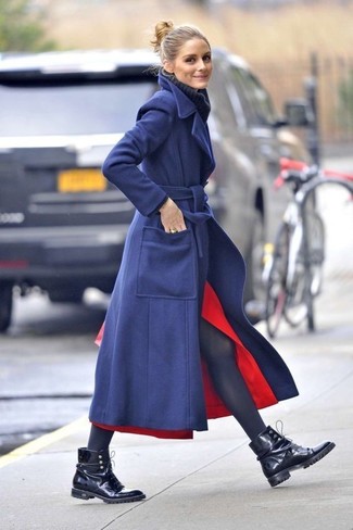 Как Olivia Palermo носит Темно-синее пальто, Темно-синяя шерстяная вязаная водолазка, Красная юбка-миди с разрезом, Черные кожаные ботинки на шнуровке