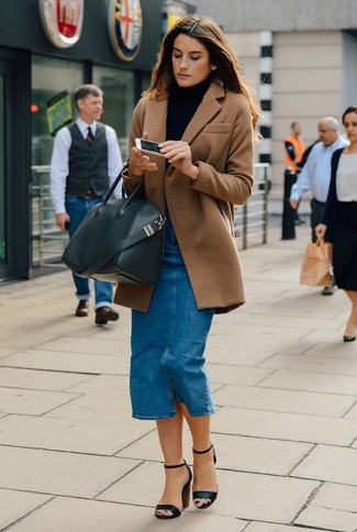 Как носить синюю джинсовую юбку-миди с коричневым пальто в холод: Сочетание коричневого пальто и синей джинсовой юбки-миди позволит подчеркнуть твой индивидуальный стиль и выделиться из общей массы. Вкупе с этим нарядом великолепно будут выглядеть черные кожаные босоножки на каблуке.