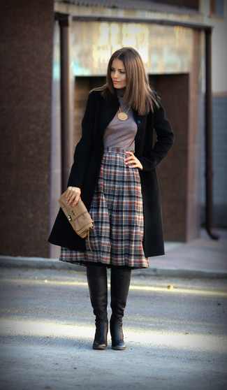 С чем носить серую юбку-миди в шотландскую клетку в 30 лет: Подружки по достоинству оценят твое чувство стиля, когда увидят тебя в черном пальто и серой юбке-миди в шотландскую клетку. В паре с этим ансамблем наиболее удачно смотрятся черные кожаные сапоги.