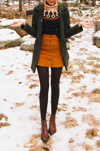 С чем носить коричневые кожаные ботильоны на шнуровке осень: Оливковое пальто и оранжевая вельветовая юбка на пуговицах — отличная идея для простого, но стильного лука. В сочетании с этим образом чудесно смотрятся коричневые кожаные ботильоны на шнуровке. Если хочешь выглядеть шикарно и по-осеннему эффектно, обязательно стоит взять этот лук на заметку.