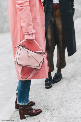 С чем носить ярко-розовую кожаную сумочку в холод: Розовое пальто и ярко-розовая кожаная сумочка — великолепная формула для воплощения модного и функционального образа. Пара темно-красных кожаных ботильонов очень просто интегрируется в этот лук.
