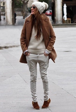 Как носить джинсы с ботинками челси женщине в холод: Тандем коричневого пальто и джинсов позволит составить необыденный образ в повседневном стиле. И почему бы не разбавить лук с помощью ботинок челси?
