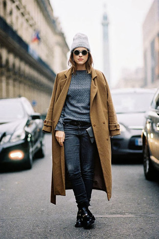 С чем носить темно-коричневое пальто женщине осень в стиле смарт-кэжуал: Темно-коричневое пальто и темно-синие джинсы — обязательные вещи в арсенале противоположного пола с отменным вкусом в одежде. Если тебе нравится экспериментировать, на ноги можно надеть черные кожаные ботинки на шнуровке. Уверены, это великолепный выбор в серый осенний день.