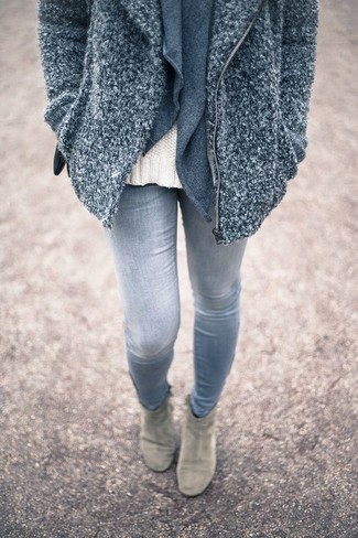 С чем носить серые ботильоны: Серое пальто с рельефным рисунком и серые джинсы скинни прочно обосновались в гардеробе многих девушек, позволяя создавать роскошные и стильные образы. Вкупе с этим образом прекрасно будут смотреться серые ботильоны.