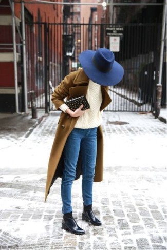 Какие ботинки челси носить с коричневым пальто женщине в холод: Коричневое пальто и синие джинсы скинни украсят твой гардероб. Любишь смелые сочетания? Тогда дополни свой ансамбль ботинками челси.