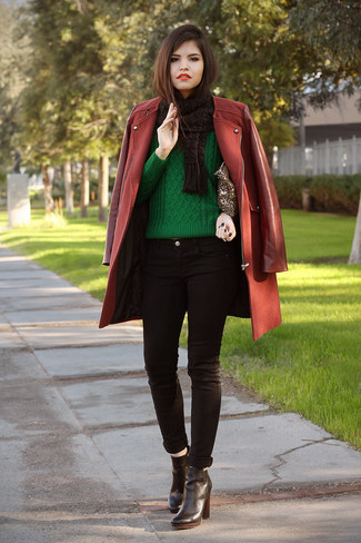 Какие вязаные свитера носить с красным пальто в 20 лет женщине: Сочетание красного пальто и вязаного свитера позволит выглядеть аккуратно, но при этом выразить твой личный стиль. В сочетании с этим луком наиболее выигрышно выглядят черные кожаные ботильоны.