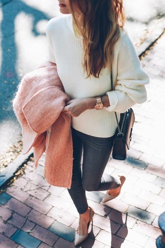 С чем носить темно-серые джинсы женщине в теплую погоду в стиле смарт-кэжуал: Розовое пальто в сочетании с темно-серыми джинсами позволит выразить твою индивидуальность. Бежевые кожаные туфли отлично дополнят этот лук.