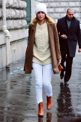 Как носить ботильоны с пальто в 30 лет в холод: Если ты из той категории дам, которые одеваются стильно, тебе полюбится дуэт пальто и белых джинсов скинни. Вкупе с этим нарядом органично будут выглядеть ботильоны.