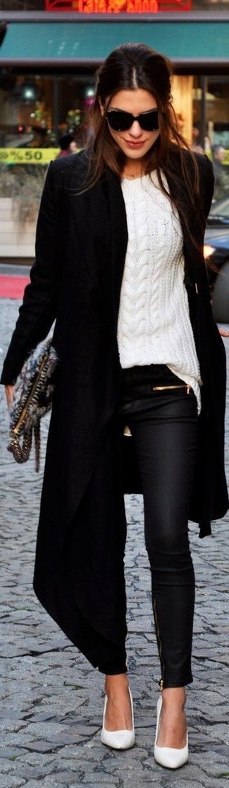 С чем носить черное пальто женщине: Черное пальто и черные кожаные джинсы скинни — отличный вариант, если ты ищешь раскованный, но в то же время стильный лук. Белые кожаные туфли органично впишутся в лук.