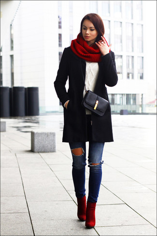 Модный лук: черное пальто, белый вязаный свитер, синие рваные джинсы скинни, красные замшевые ботильоны
