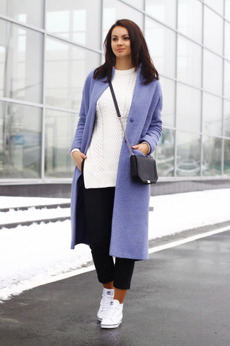 Модный лук: светло-фиолетовое пальто, белый вязаный свитер, черные капри, белые высокие кеды