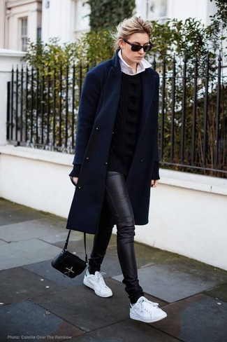 Модный лук: темно-синее пальто, черный вязаный свитер, белая классическая рубашка, черные кожаные джинсы скинни