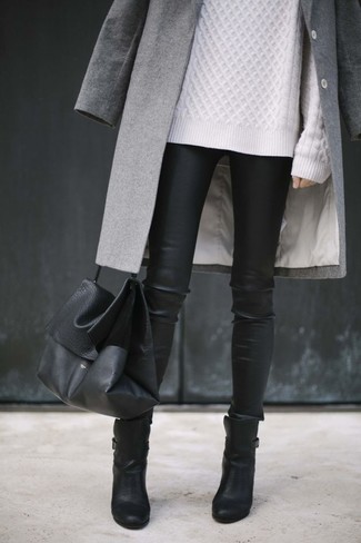 Как носить леггинсы с ботильонами в холод: Образ из серого пальто и леггинсов несомненно подчеркнет твою индивидуальность. Ботильоны прекрасно впишутся в лук.