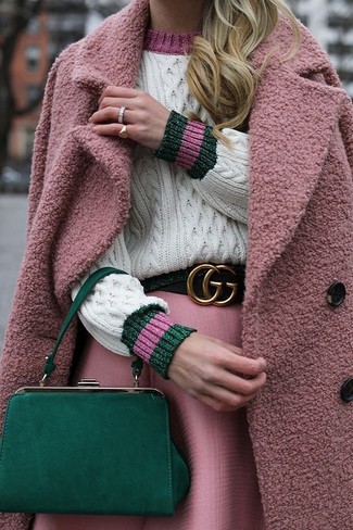 С чем носить зеленую сумку женщине в теплую погоду в стиле смарт-кэжуал: Розовое пальто и зеленая сумка позволят составить легкий и комфортный ансамбль для выходного в парке или похода по магазинам.