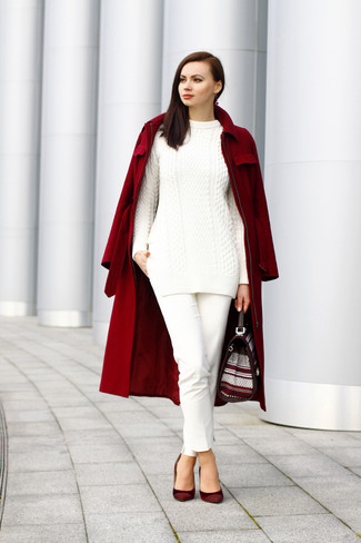 С чем носить темно-красное пальто женщине в прохладную погоду: Комбо из темно-красного пальто и белых узких брюк поможет создать стильный и женственный ансамбль. Темно-красные замшевые туфли — великолепный выбор, чтобы закончить образ.