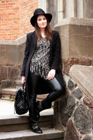 С чем носить черные кожаные полусапоги в 30 лет: Черное пальто и черные кожаные узкие брюки — необходимые вещи в гардеробе стильной современной женщины. Что же до обуви, можно дополнить лук черными кожаными полусапогами.