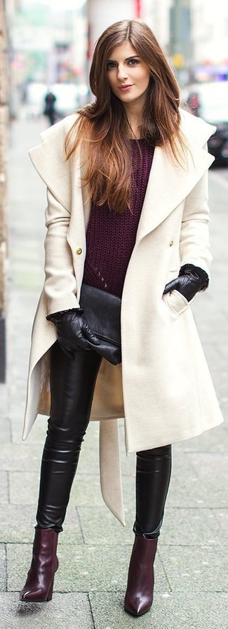 Какое пальто носить с черно-белыми узкими брюками: Фанаткам стиля business casual придется по вкусу дуэт пальто и черно-белых узких брюк. Пара темно-пурпурных кожаных ботильонов поможет сделать лук более целостным.