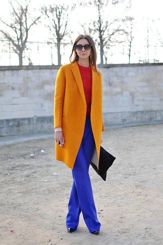 Какие широкие брюки носить с оранжевым пальто: Сочетание оранжевого пальто и широких брюк поможет выглядеть по моде, а также выразить твой индивидуальный стиль. В тандеме с этим образом чудесно смотрятся черные кожаные ботильоны.