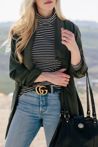 С чем носить бирюзовые джинсы в 30 лет женщине в стиле смарт-кэжуал: Если ты принадлежишь к той когорте барышень, которые разбираются в моде, тебе придется по вкусу тандем темно-зеленого пальто дастер и бирюзовых джинсов.