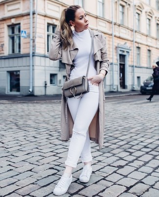 Модный лук: серое пальто дастер, белая водолазка, белые рваные джинсы скинни, белые кожаные низкие кеды