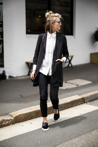 Модный лук: черное пальто дастер, белая классическая рубашка, черные леггинсы, черные замшевые слипоны