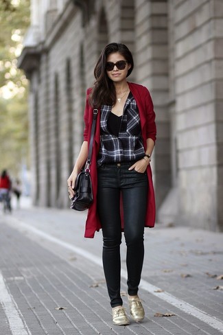 С чем носить темно-красное пальто дастер в 30 лет женщине: Темно-красное пальто дастер и черные кожаные джинсы скинни — необходимые предметы в гардеробе дам с превосходным чувством стиля. Хочешь добавить в этот лук нотку классики? Тогда в качестве дополнения к этому луку, обрати внимание на золотые кожаные оксфорды.