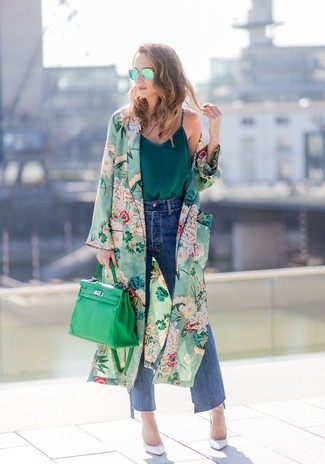 С чем носить мятную большую сумку в 30 лет: Зеленое пальто дастер с цветочным принтом и мятная большая сумка — стильный выбор дам, которые всегда в движении. В тандеме с этим образом наиболее уместно смотрятся белые кожаные туфли.