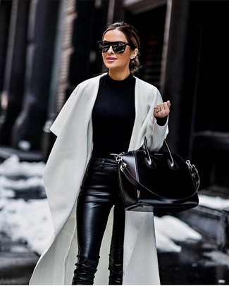 С чем носить черные кожаные узкие брюки в 30 лет в стиле смарт-кэжуал: Комбо из белого пальто дастер и черных кожаных узких брюк — прекрасная идея для воплощения наряда в стиле business casual.