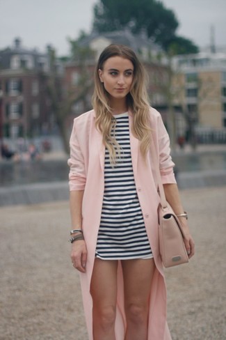Модный лук: розовое пальто дастер, бело-черная туника в горизонтальную полоску, белые шорты, розовая кожаная сумка через плечо