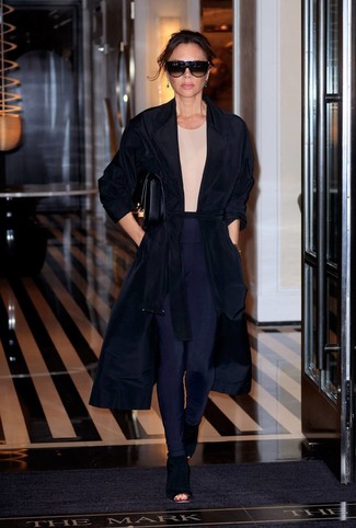 Как одеваться женщине за 40: Черное пальто дастер и темно-синие леггинсы — отличная формула для создания модного и простого образа. Весьма выгодно здесь будут выглядеть черные замшевые ботильоны с вырезом.