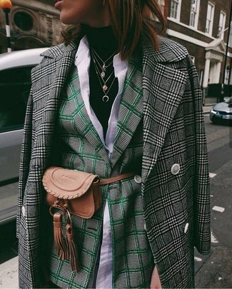 С чем носить оливковый пиджак женщине в прохладную погоду: Оливковый пиджак и черно-белое пальто с узором "гусиные лапки" — отличный образ, если ты хочешь создать простой, но в то же время стильный лук.