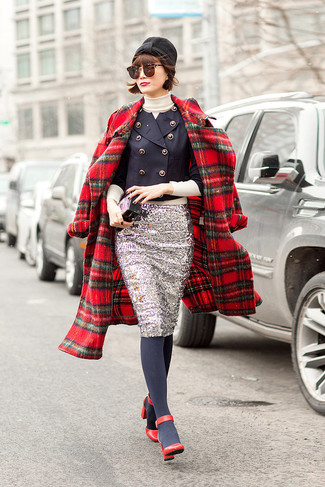 С чем носить темно-синий пиджак в 30 лет женщине в холод: Сочетание темно-синего пиджака и серебряной юбки-карандаш с пайетками может стать прекрасным офисным луком. Вкупе с этим луком чудесно смотрятся красные кожаные босоножки на каблуке.