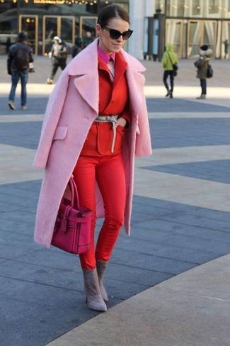 С чем носить темно-серые ботильоны зима в деловом стиле: Розовое пальто и красные узкие брюки позволят создать необычный образ для рабочего дня в офисе. Если говорить об обуви, темно-серые ботильоны являются классным выбором. Выйти на улицу, когда за окном лютый мороз, в таком наряде будет гораздо легче.