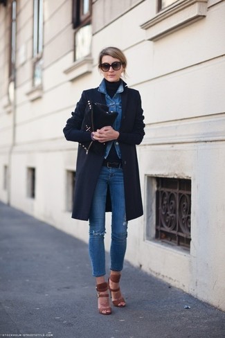Как носить босоножки на каблуке с пальто в холод: Тандем пальто и синих джинсов скинни — превосходный пример современного городского стиля. Весьма выигрышно здесь будут смотреться босоножки на каблуке.