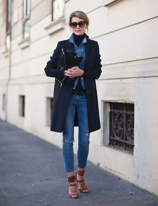 Как носить темно-синие джинсы скинни с табачными замшевыми босоножками на каблуке в холод: Темно-синее пальто и темно-синие джинсы скинни прочно закрепились в гардеробе многих девчонок, помогая создавать сногсшибательные и функциональные ансамбли. Весьма уместно здесь смотрятся табачные замшевые босоножки на каблуке.