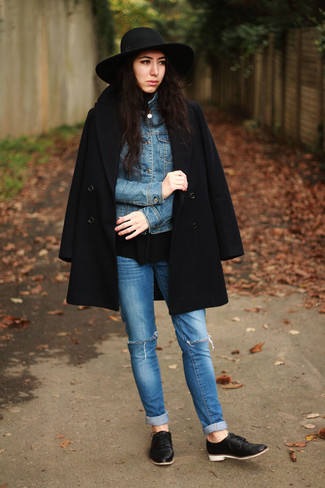 С чем носить темно-синие джинсы в 30 лет женщине в прохладную погоду в стиле смарт-кэжуал: Черное пальто и темно-синие джинсы — идеальный наряд, если ты хочешь создать простой, но в то же время стильный образ. Если говорить об обуви, черные кожаные оксфорды станут прекрасным выбором.