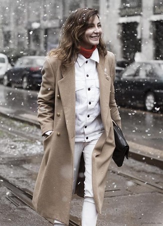 С чем носить белые джинсы женщине осень: Ансамбль из светло-коричневого пальто и белых джинсов выглядит очень классно и стильно. Этот образ великолепно подойдет для прохладной осенней погоды.