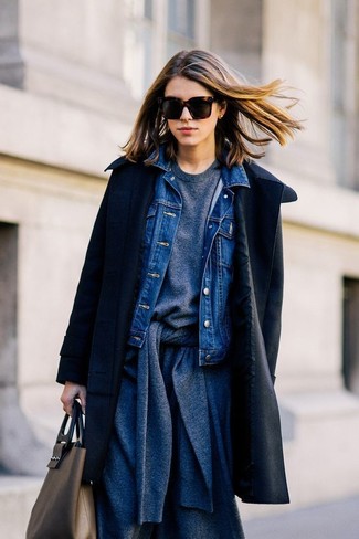 Какое пальто носить с темно-синей джинсовой курткой женщине в стиле смарт-кэжуал: Сочетание пальто и темно-синей джинсовой куртки позволит выглядеть стильно, но при этом выразить твой личный стиль.