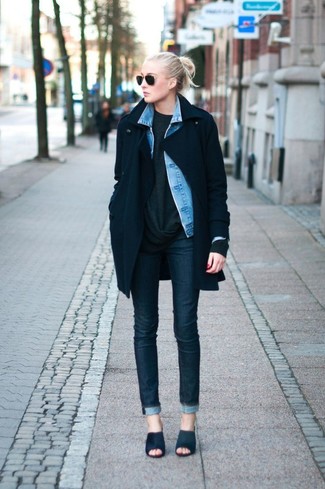С чем носить голубую джинсовую куртку женщине в холод: Голубая джинсовая куртка и темно-синие джинсы скинни — must have вещи в гардеробе поклонниц стиля кэжуал. Черные кожаные босоножки на каблуке — беспроигрышный выбор, чтобы завершить образ.