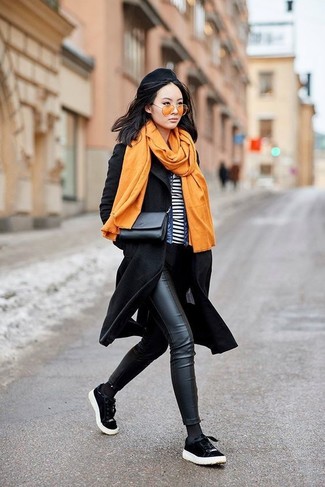 С чем носить кеды женщине: Согласись, образ из черного пальто и черных кожаных джинсов скинни смотрится отменно? В паре с кедами весь наряд выглядит очень живо.